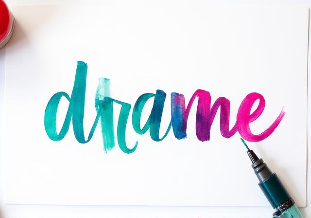 Sperimentazione moderna con brush lettering e colori vivaci